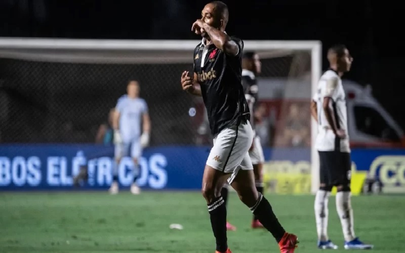 No primeiro jogo sem Luís Castro, Botafogo vence clássico contra o Vasco e  se mantém na liderança