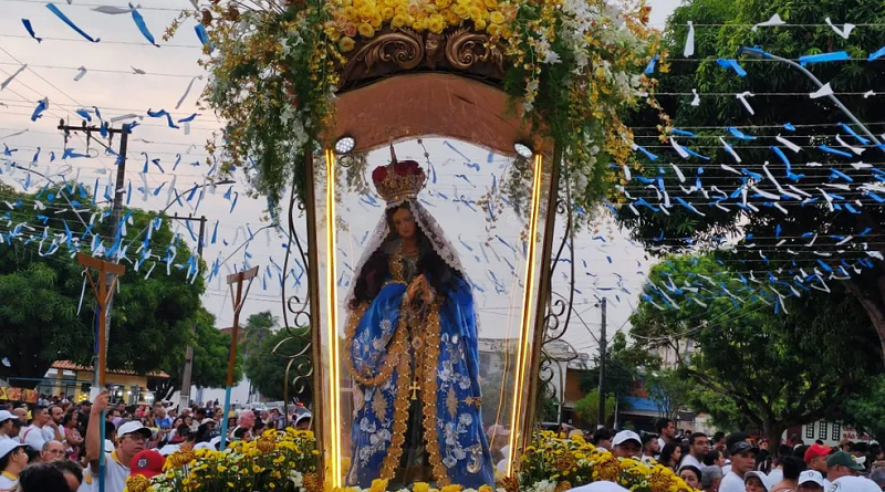 Imagem de Nossa Senhora da Conceição está preparada para o início da grande caminhada — Foto: Dominique Cavaleiro/g1