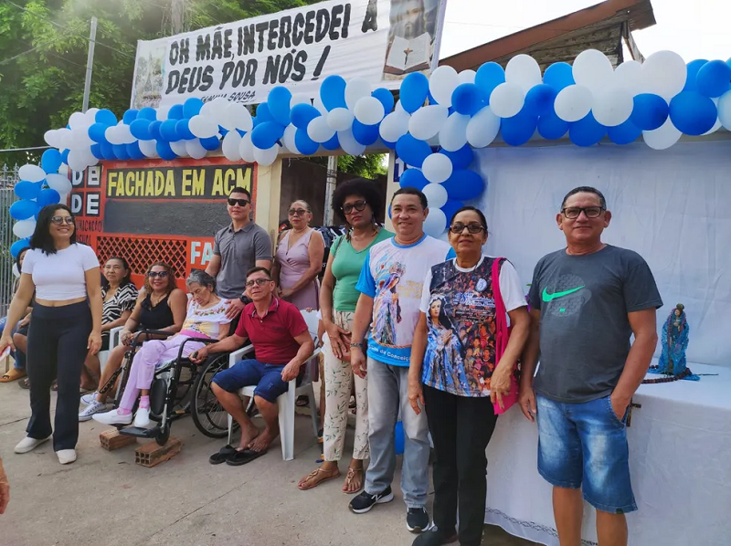Família Sousa prestando mais uma homenagem à Nossa Senhora da Conceição — Foto: Dominique Cavaleiro