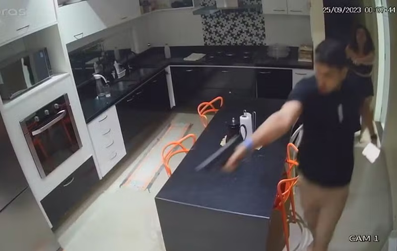 Amigo de Aguinaldo Promissória apontou arma de fogo para Isabella Ataíde — Foto: Câmeras de segurança