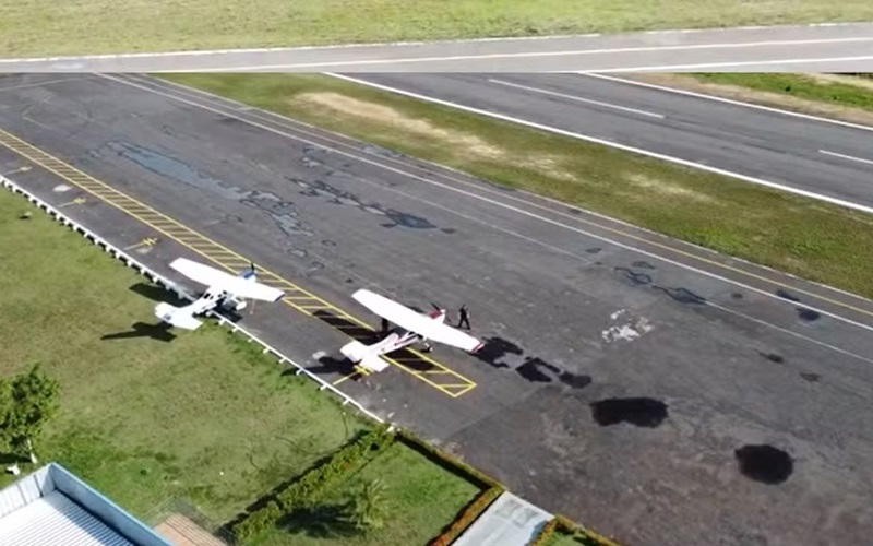 À direita o avião que transportou a carga de ouro até Manaus — Foto: Michel Castro, Rede Amazônica