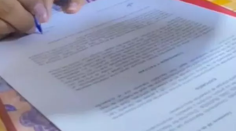 casal-assina-contrato-fidelidade-600x481