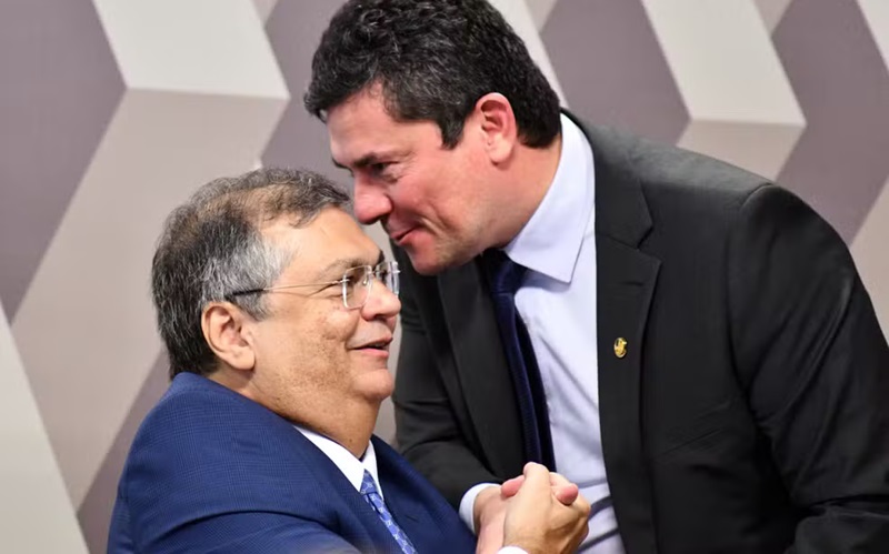 Ministro Flávio Dino, indicado ao STF, cumprimenta senador Sergio Moro (União-PR) durante sabatina no Senado — Foto: Cláudio Reis/Enquadrar/Estadão Conteúdo