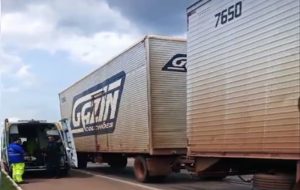 Local e caminhão da gazin que se envolveu no acidente.(arquivo)