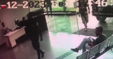 homem-tenta-esfaquear-policial-e1701725467876