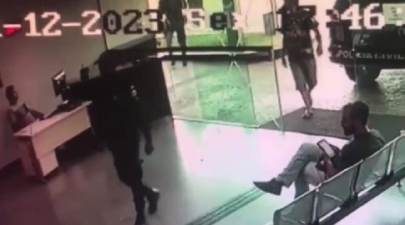 homem-tenta-esfaquear-policial-e1701725467876