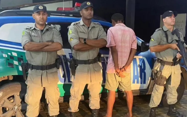 Suspeito foi preso pela Polícia Militar em Goiânia- (Foto: Divulgação/30º BPM GO)