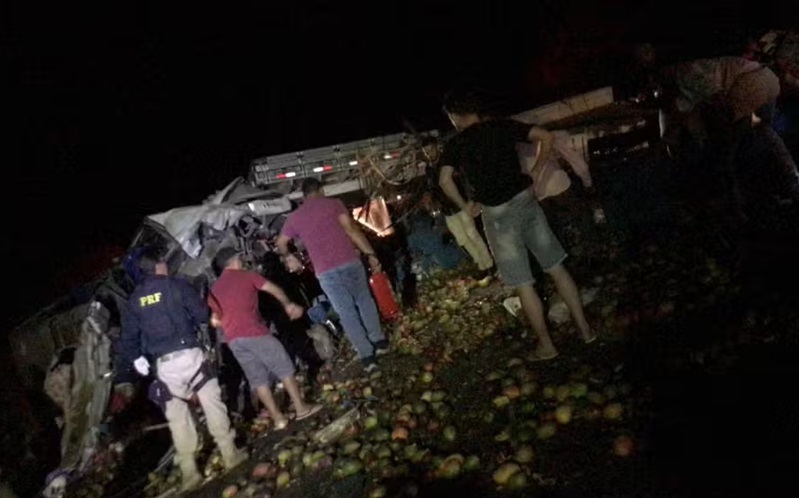 Batida entre caminhão e ônibus deixa 24 pessoas mortas e seis feridas no norte da Bahia — Foto: Reprodução/Redes Sociais