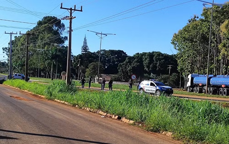 Testemunhas relataram a presença de um carro queimado na região — Foto: Reprodução