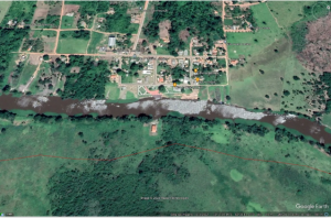 Imagem de satélite da base atacada, em frente ao rio São Miguel e ao distrito de Porto Murtinho. Na parte inferior da imagem, atrás da base, começa a área da Rebio Guaporé (linha vermelha). Fonte: Google Earth e ICMBio