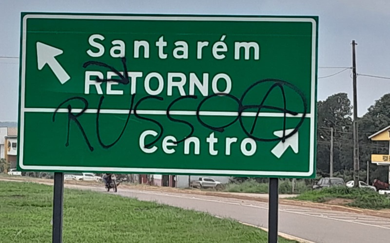 Placa da BR 163 forma pichadas em Novo Progresso.