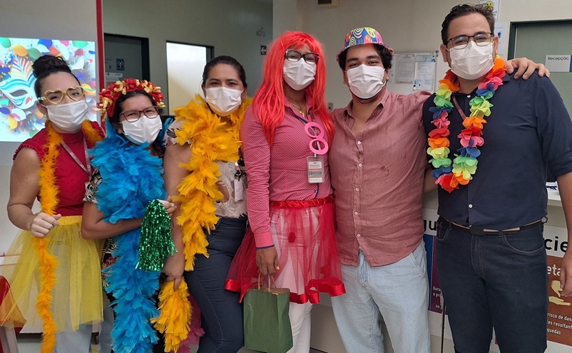 Equipe do HRBA vestiu as fantasias e promoveu ação no ambulatório da unidade  - (Foto>Instituto Mais Saúde)