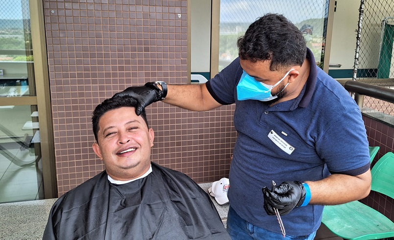 Leonis Deodato é barbeiro na cidade de Manacapuru, no Amazonas, e cortou o cabelo de pacientes internados no Hospital Regional - (Fotos:Divulgação HRBA)