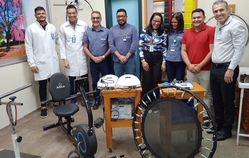 Representantes da empresa Sinobras doaram equipamentos para o centro de rebalitação do HRSP. (Foto: AscomHRSP)