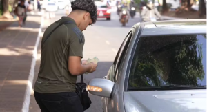Trabalho de cambista é comum na cidade que faz fronteira com o Brasil. — Foto: TV Globo/Reprodução