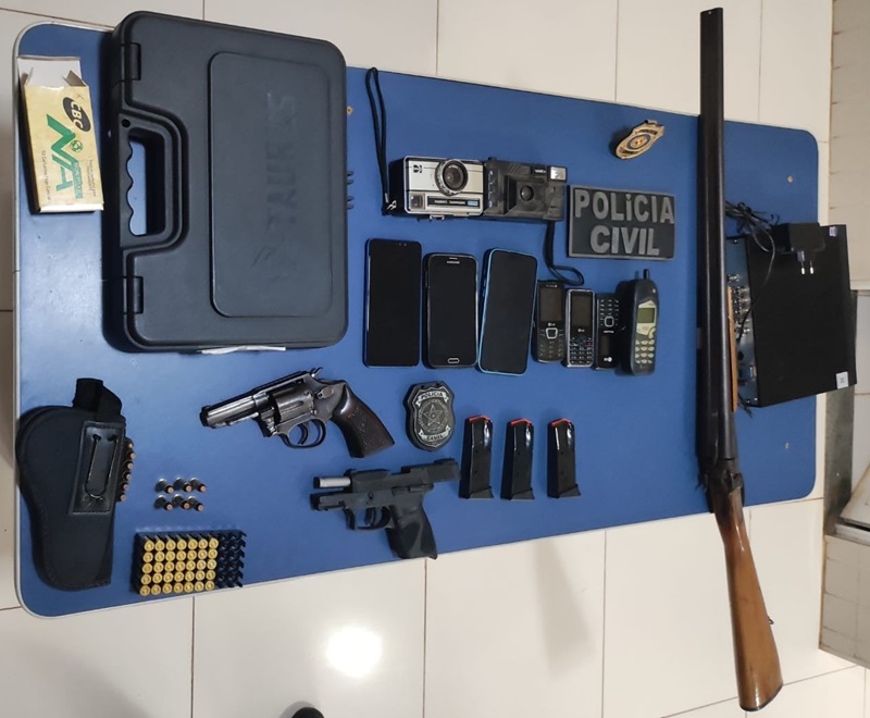 Na residência do acusado A.S. foi encontrado armas , celulares e munição (Foto>Divulgação Policia)