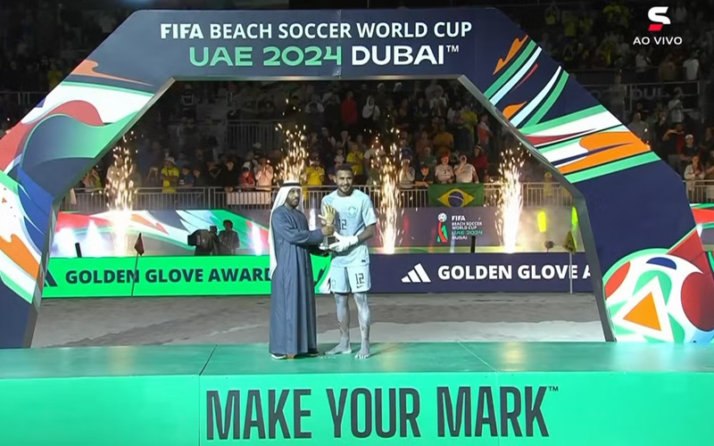 Bobô recebe a Luva de Ouro da Copa do Mundo de Futebol de Areia (Foto: Reprodução)
