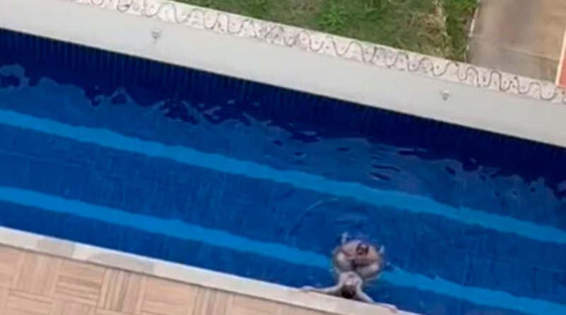 casal-faz-sexo-em-piscina.jpg
