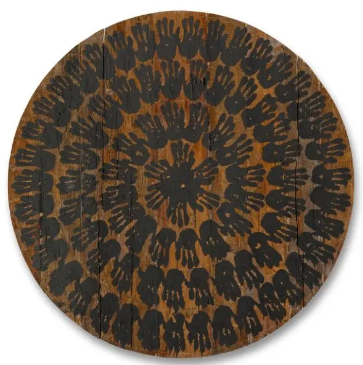 Richard Long criou um círculo que retrata a Amazônia queimando, expressando o sonho de que isso um dia não mais aconteça.  Arte oval retrata a Amazônia queimando e sonhando Richard Long/Amazon burning and dreaming (2023)