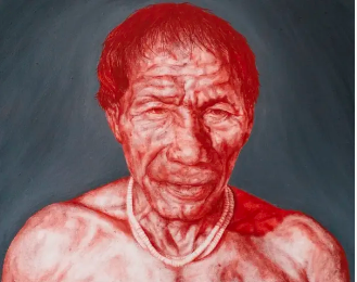 Simon Butler retratou um indígena em tons de vermelho.   A imagem feita com cinzas da Amazônia mostra um indígena Simon Butler / Kamo (2023)