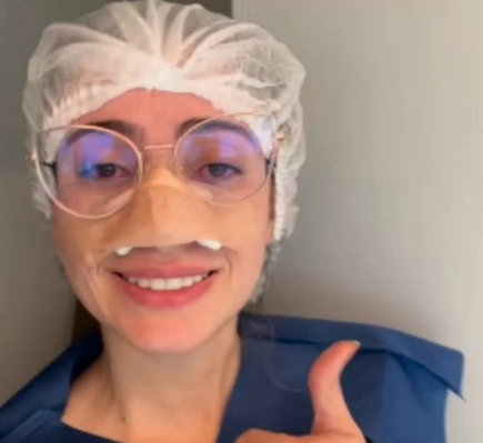 Depois de descobrir o sarcoma, a jovem passou por quatro cirurgias e tem mais duas previstas | Foto: Reprodução/Redes sociais