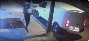 Imagens mostram criminosos levando caixas cheias de dinheiro em assalto no Paraguai. — Foto: TV Globo/Reprodução