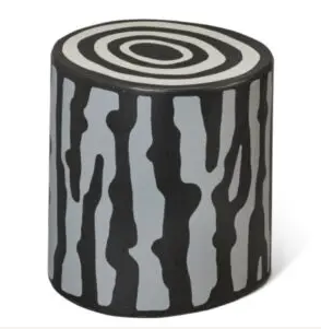 Richard Woods criou um toco de freixo em preto e branco.  A imagem retrata um toco de freixo, arte da Amazônia feita com cinzas Richard Woods / Ash tree stump (2023)