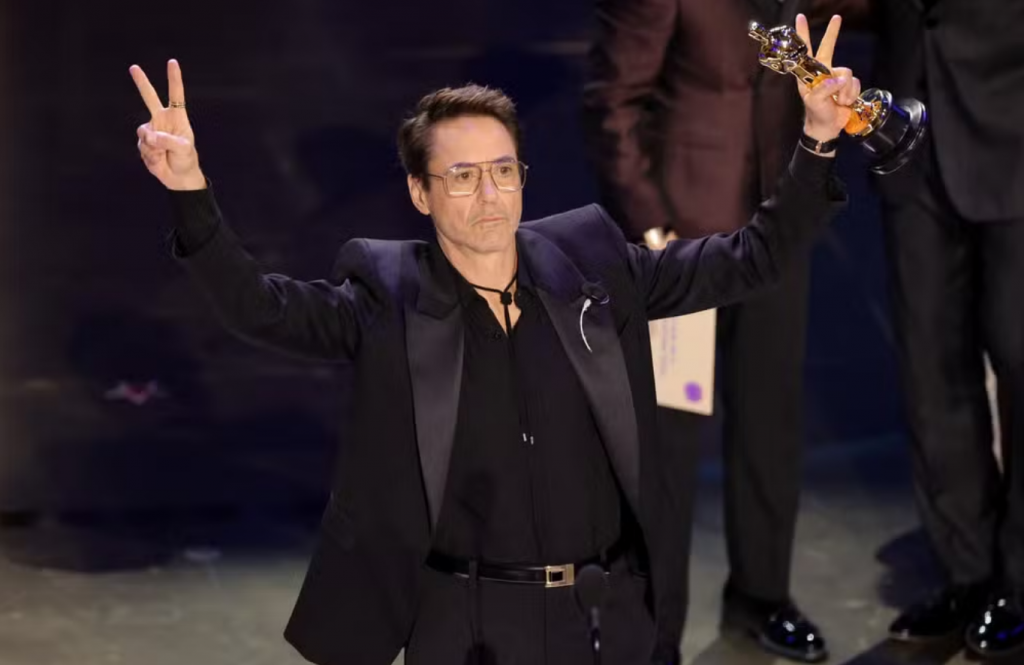 Robert Downey Jr. recebe prêmio de Melhor Ator Coadjuvante no Oscar 2024 por seu trabalho em "Oppenheimer" — Foto: . Kevin Winter/Getty Images/AFP