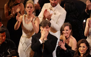 Cillian Murphy e Emily Blunt comemoram conquista de "Oppenheimer" como Melhor Filme no Oscar 2024 — Foto: REUTERS/Mike Blake