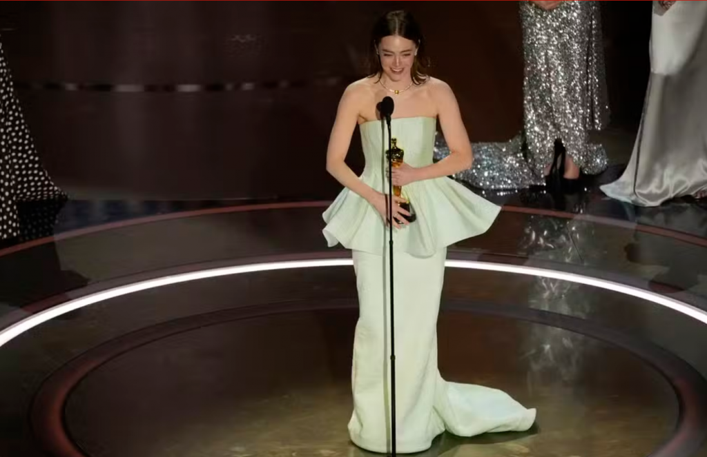 Emma Stone vence o Oscar de Melhor Atriz por seu trabalho em "Pobres Criaturas" — Foto: AP Photo/Chris Pizzello