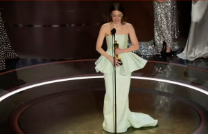 Emma Stone vence o Oscar de Melhor Atriz por seu trabalho em "Pobres Criaturas" — Foto: AP Photo/Chris Pizzello