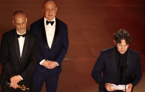 O diretor Jonathan Glazer recebe Oscar de Melhor filme internacional por 'Zona de Interesse' — Foto: REUTERS/Mike Blake