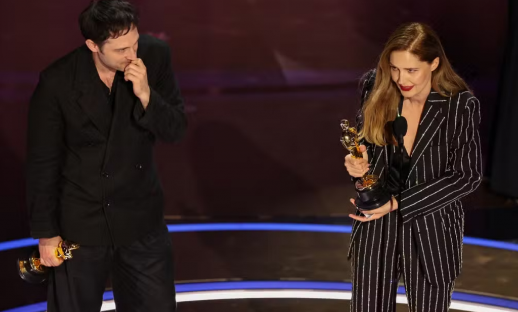Justine Triet e Arthur Harari vencem prêmio de Melhor roteiro original por 'Anatomia de uma queda' no Oscar 2024 — Foto: REUTERS/Mike Blake