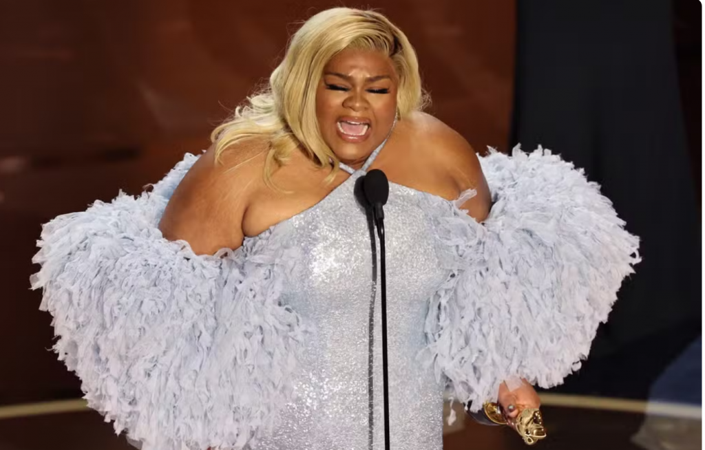 Da'Vine Joy Randolph se emociona durante discurso após vencer Oscar de Melhor Atriz Coadjuvante por seu trabalho em 'Os rejeitados' — Foto: REUTERS/Mike Blake