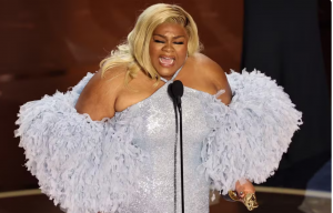 Da'Vine Joy Randolph se emociona durante discurso após vencer Oscar de Melhor Atriz Coadjuvante por seu trabalho em 'Os rejeitados' — Foto: REUTERS/Mike Blake