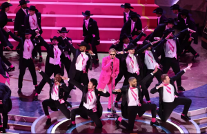 Ryan Gosling apresenta "I'm Just Ken", de Barbie, durante cerimônia do Oscar 2024 — Foto: REUTERS/Mike Blake