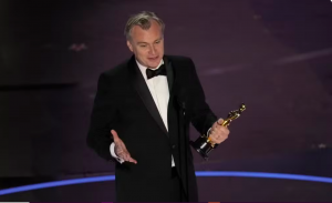 Christopher Nolan recebe prêmio de Melhor Direção no Oscar 2024 por 'Oppenheimer' — Foto: AP Photo/Chris Pizzello
