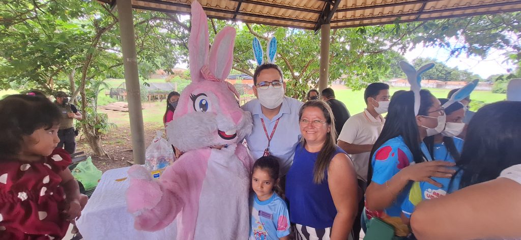 A pequena Ágatha ficou muito feliz ao receber o presente de Páscoa_Instituto Mais Saúde