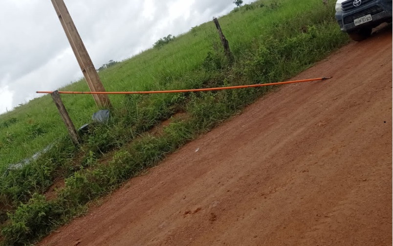No local foi encontrado o corpo próximo ao poste e a ferramenta usada para bater a chave da energia elétrica (Foto:Reprodução)