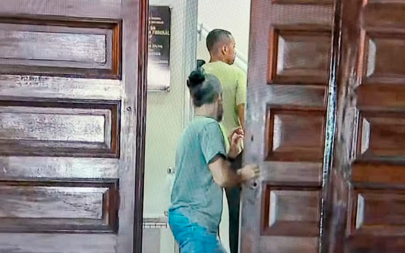 Robinho dentro do prédio da Polícia Federal em Santos — Foto: Fábio Pires/TV Tribuna