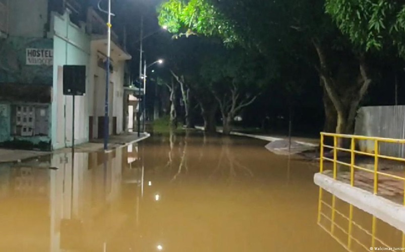 Enquanto algumas regiões da Amazônia ainda enfrentam seca, Acre sofre com enchente-  (Foto: Walcimar Junior via REUTERS)