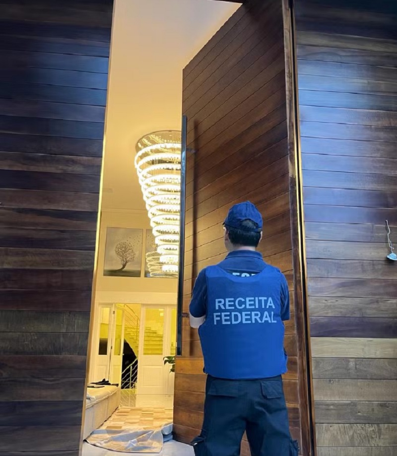 PF cumpre mandados em operação contra lavagem de dinheiro e tráfico de drogas no Paraná — Foto: Receita Federal