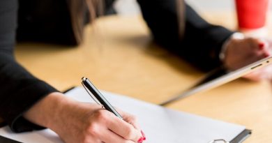 documento-de-leitura-de-empresaria_23-2148142778