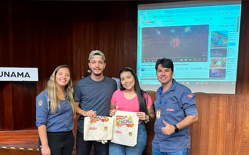 com estudantes que receberam brindes por participar das atividades