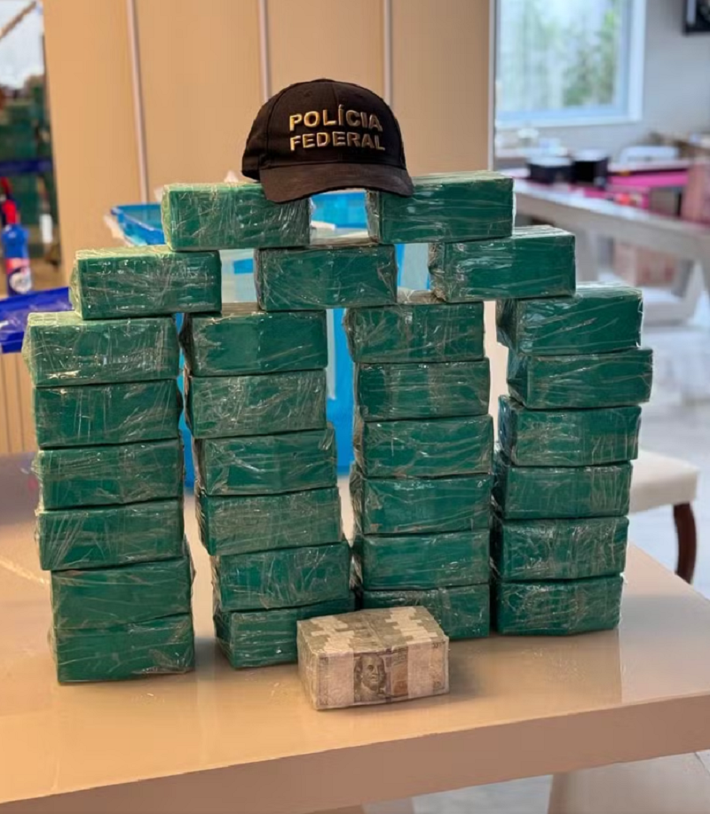 Dinheiro foi encontrado em parede falsa em casa de Curitiba — Foto: Reprodução