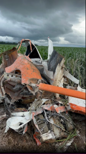 Avião ficou destruído após queda — Foto: Corpo de Bombeiros