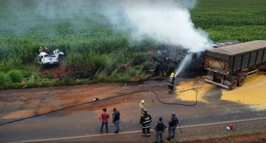 Acidente entre caminhonete e caminhão na MT-249 — Foto: Djeferson Kronbauer