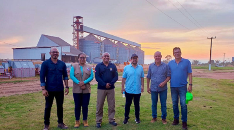 Da esq para a dir: Marcelo Henrique Silva de Sousa, da Cianport; Ana Beatriz Ramos, Marcelo Moreno e Rodolpho Zahluth Bastos, da SEMAS; Cláudio Zancanaro, da Cianport; e Flávio Acatauassú, da Amport, realizam visita em Itaituba