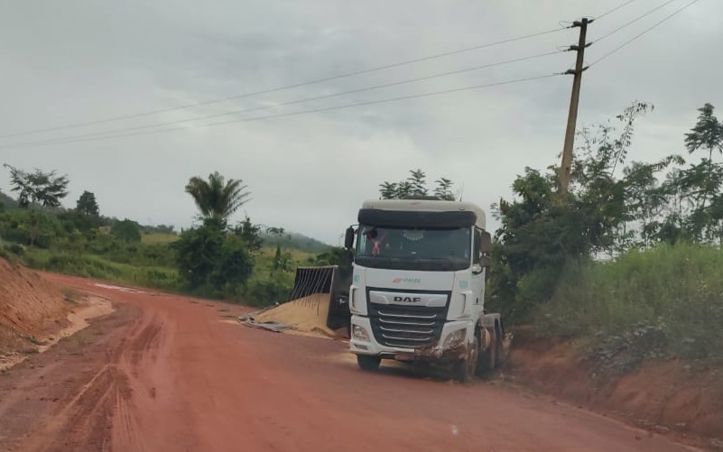 Caminhão carregado com soja tomba bitrem na vicinal celeste em Novo Progresso-PA