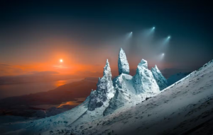 Os primeiros momentos da lua crescente são acompanhados pela luz de alguns drones sobre a colina Old Man of Storr, na Ilha de Skye, na Escócia. Tirada durante uma tempestade de neve, esta imagem foi cuidadosamente capturada pouco antes de o luar ficar muito brilhante. — Foto: Liam Man (Reino Unido)/Sony World Photography Awards